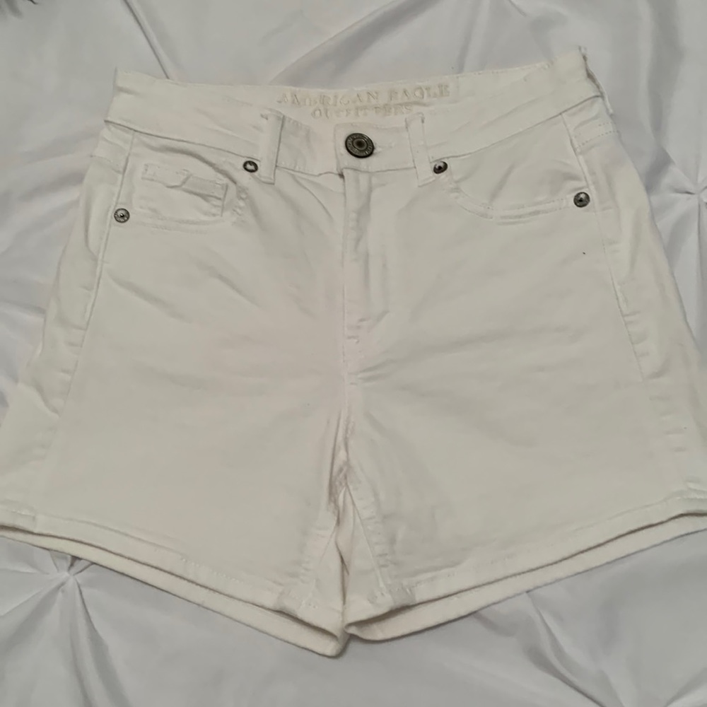 Stretchy white shorts